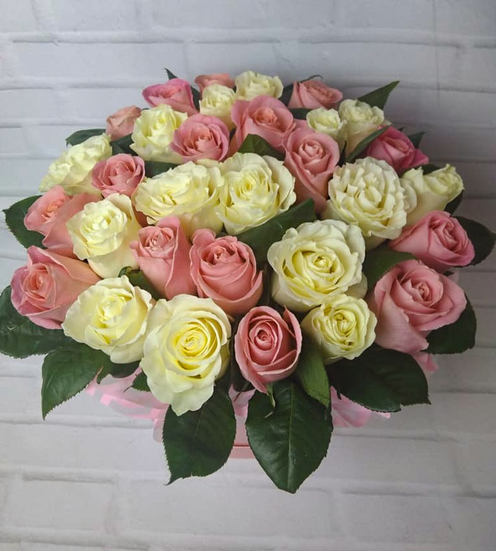 Купить Шляпная коробка «31 роза» с доставкой по Магнитогорску